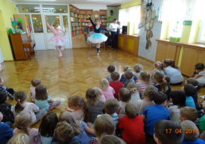 Dzieci oglądają taniec dwóch baletnic.